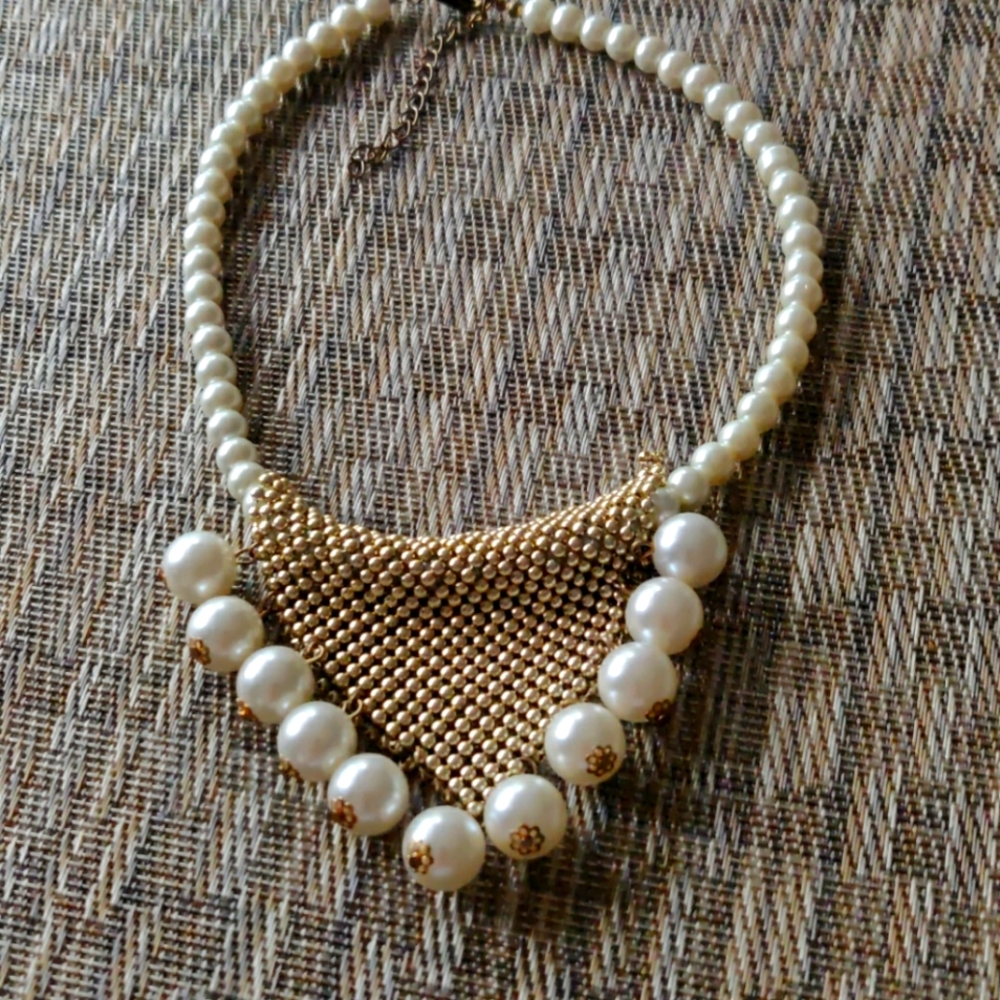 Pearl (faux) necklace